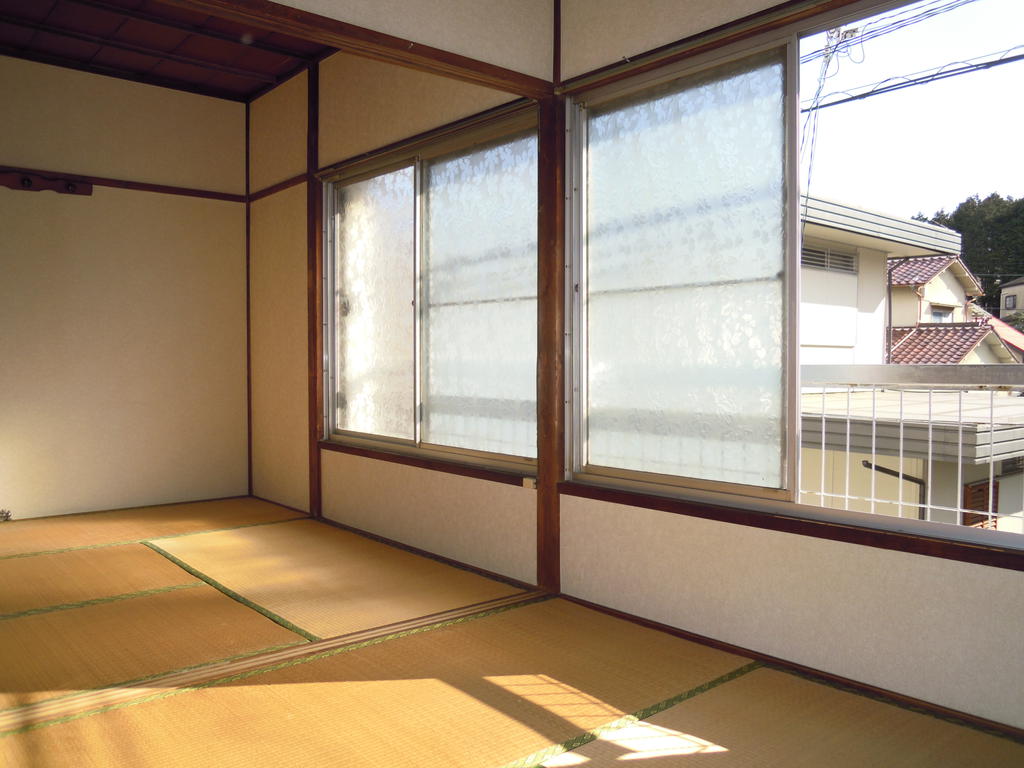 Living and room. Tatami is now replaced..