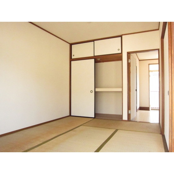 Toilet. Japanese-style room also sunny!