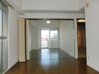 Living and room. Bright flooring clad Western-style