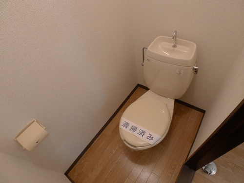 Toilet. Photos: No. 202 rooms