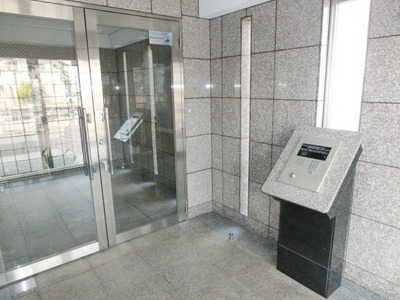 Security. Auto-lock of entrance