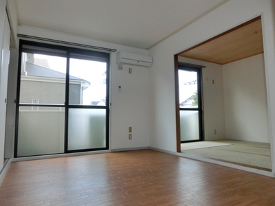 Living and room. Air-conditioned Bright flooring Western-style