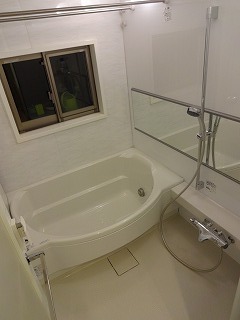 Bath. There is a window, Convenient bathroom ventilation. With dry heating function