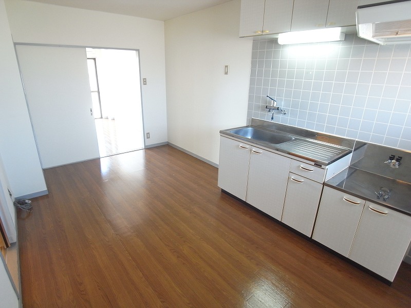 Kitchen. Large living space ☆