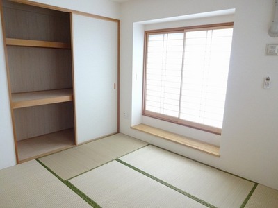 Living and room. There are also about 6.3 quires of Japanese-style room.