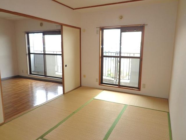 Living and room. There is a Japanese-style room.