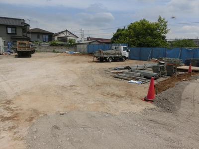 Parking lot. Ample parking, It is under construction.