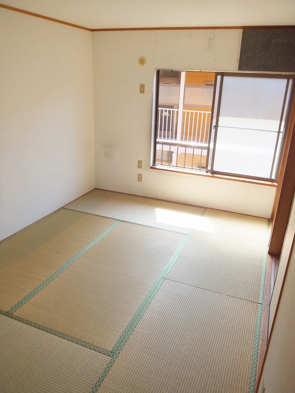 Living and room. It is scheduled to be changed to Western-style