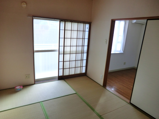 Living and room. If there is a Japanese-style room, It is nice to be with Goron' Yoo!