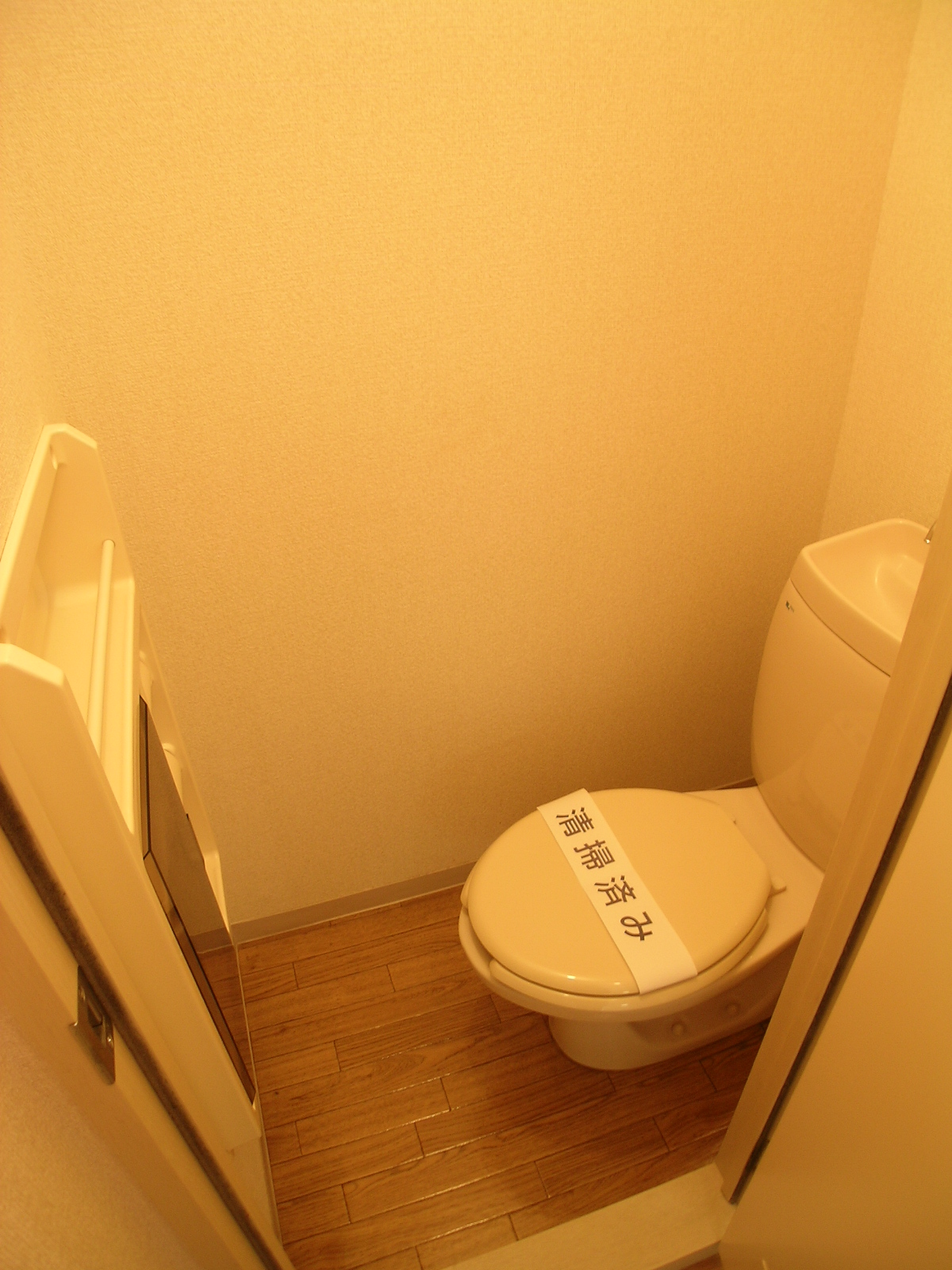 Toilet. Fulfilling toilet paper holder ☆  ☆ It can be installed for replenishment!