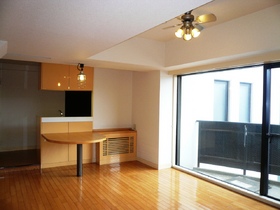 Living and room. It is with a table. o (* ^ ▽ ^ *) o