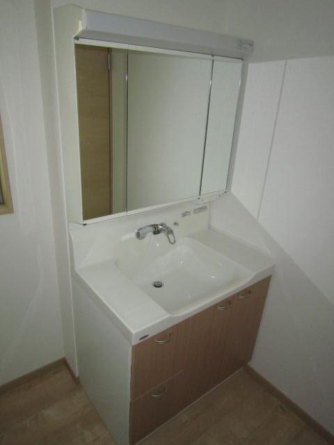 Wash basin, toilet. Indoor (13 May 2011) Shooting