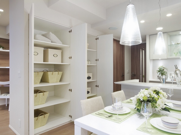 Next to the kitchen, Large storage that reaches to the vicinity of the ceiling are also provided in duplicate. Clever use of this storage, At any time clean and refreshing LDK will be maintained.