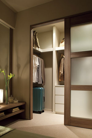 Receipt.  [Walk-in closet] It can be stored from the wardrobe to the season supplies, Easy access walk-in closet has been adopted in all dwelling units.  ※ W90Br type (some type of walk-through closet)