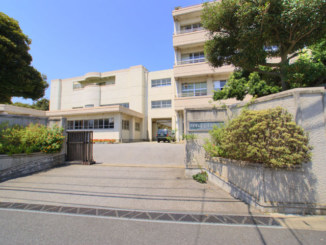 Junior high school. 376m until the Chiba Municipal Makuharihongo junior high school (junior high school)