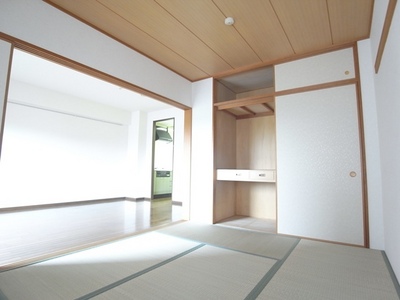 Living and room. Typical indoor photo Japanese-style room there is a closet with upper closet.