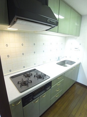 Kitchen. Typical indoor photo 3-burner stove ・ System kitchen with a grill.