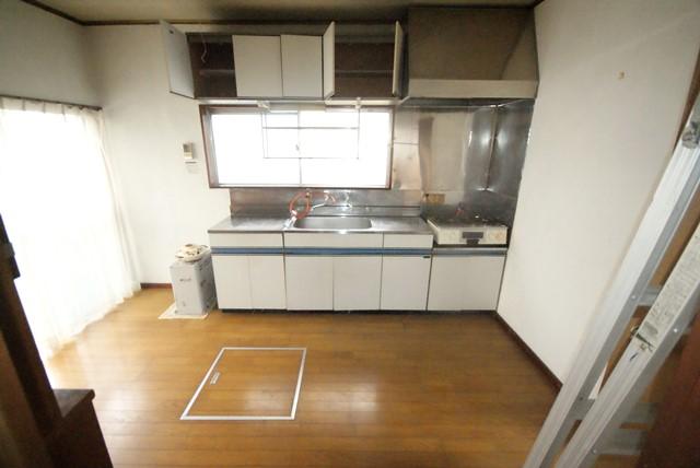 Kitchen. Underfloor storage with DK