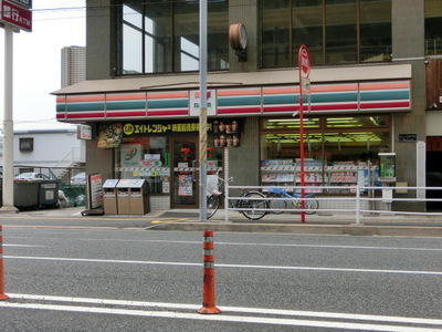 Convenience store. 250m to Seven-Eleven (convenience store)