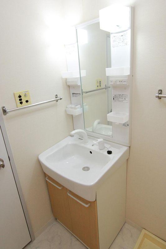 Wash basin, toilet. Independent wash basin storage pocket is attached