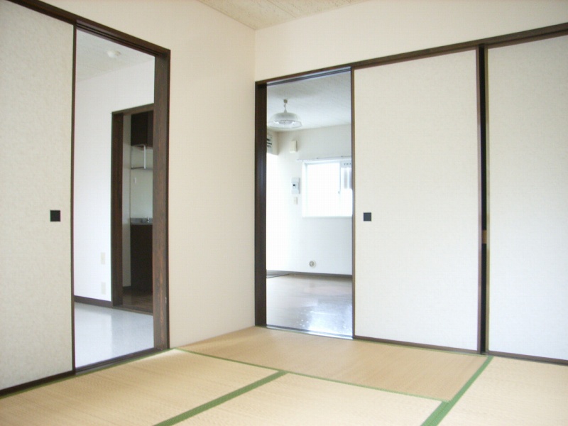 Living and room. Japanese-style room 6 quires