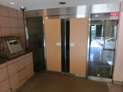 Entrance. With auto lock of peace of mind