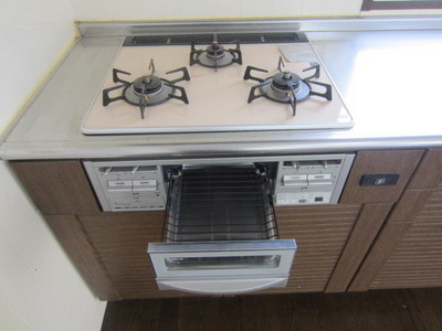 Kitchen. 3-neck gas stove grill