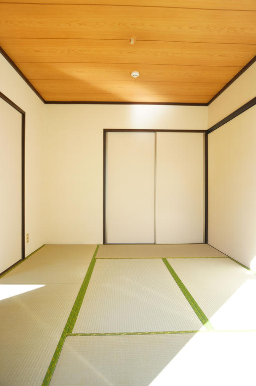 Living and room. Japanese-style room as seen from the garden ☆ There is a closet type of storage ☆