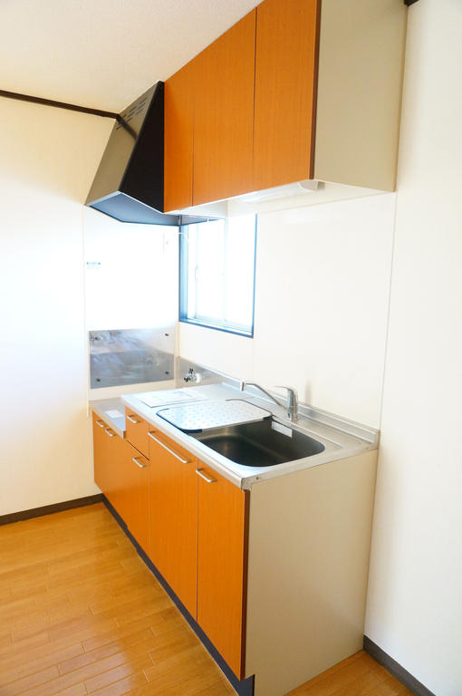 Kitchen. Unified kitchen with woodgrain ☆ There convenient small window to ventilation ☆  ☆