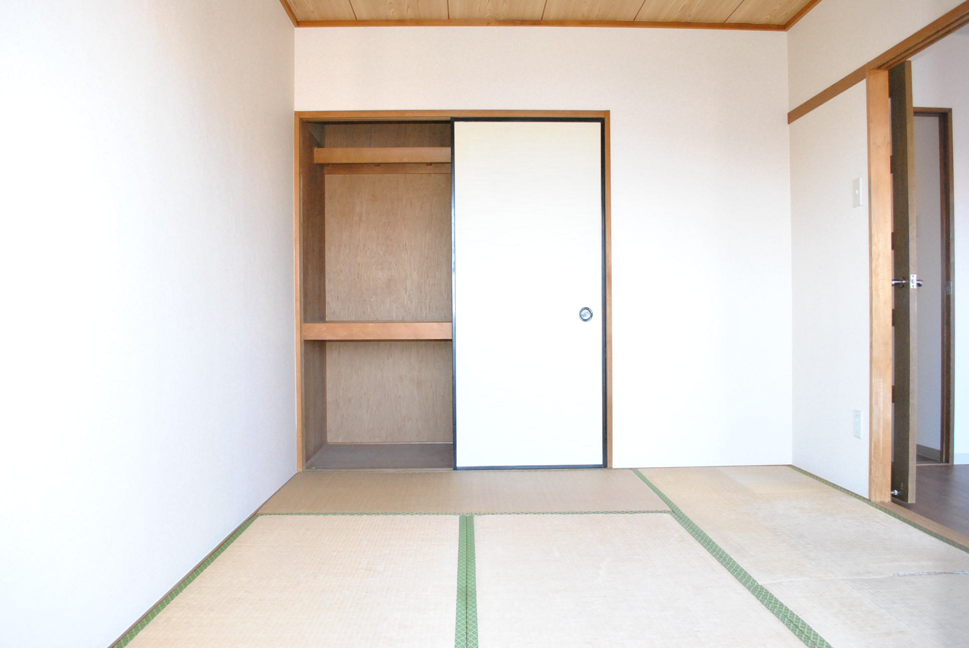 Living and room. Japanese-style room 6 quires. And tatami mat sort.