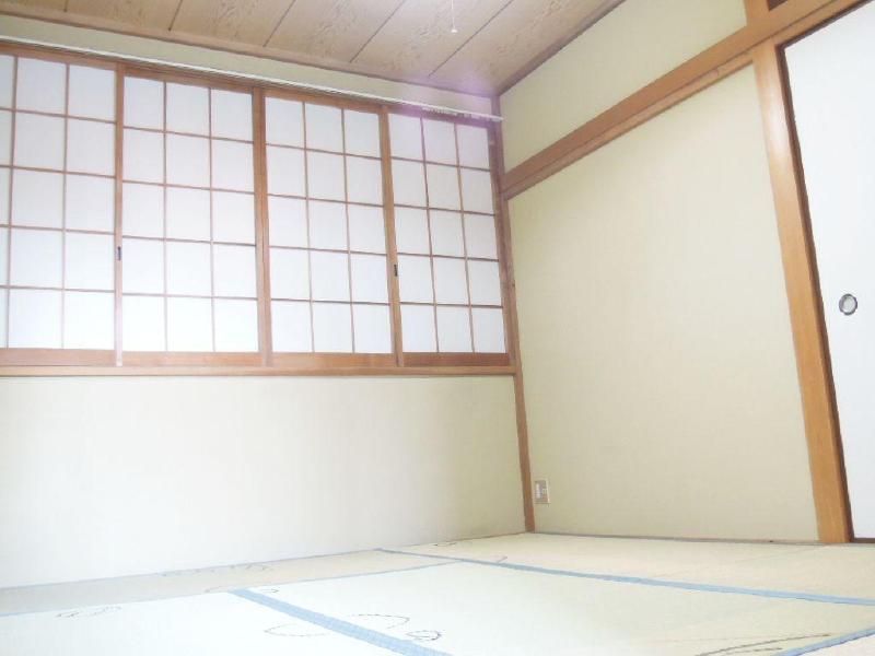 Other room space. Japanese-style room 6 quires Large windows and shutters is attractive