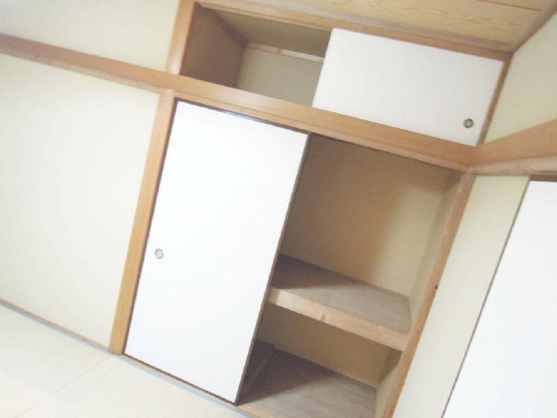 Receipt. Large closet with the upper closet It is excellent storage capacity! !