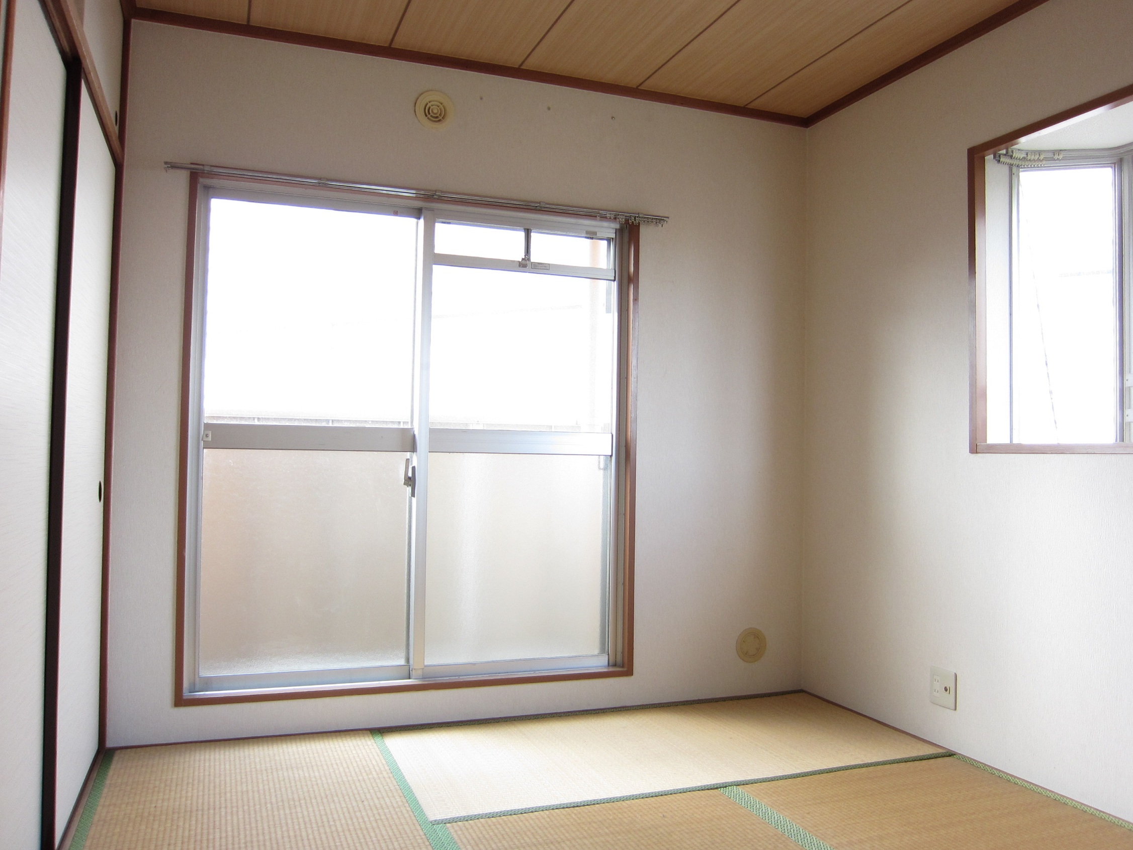 Other room space. The window is also bright in fulfilling the room