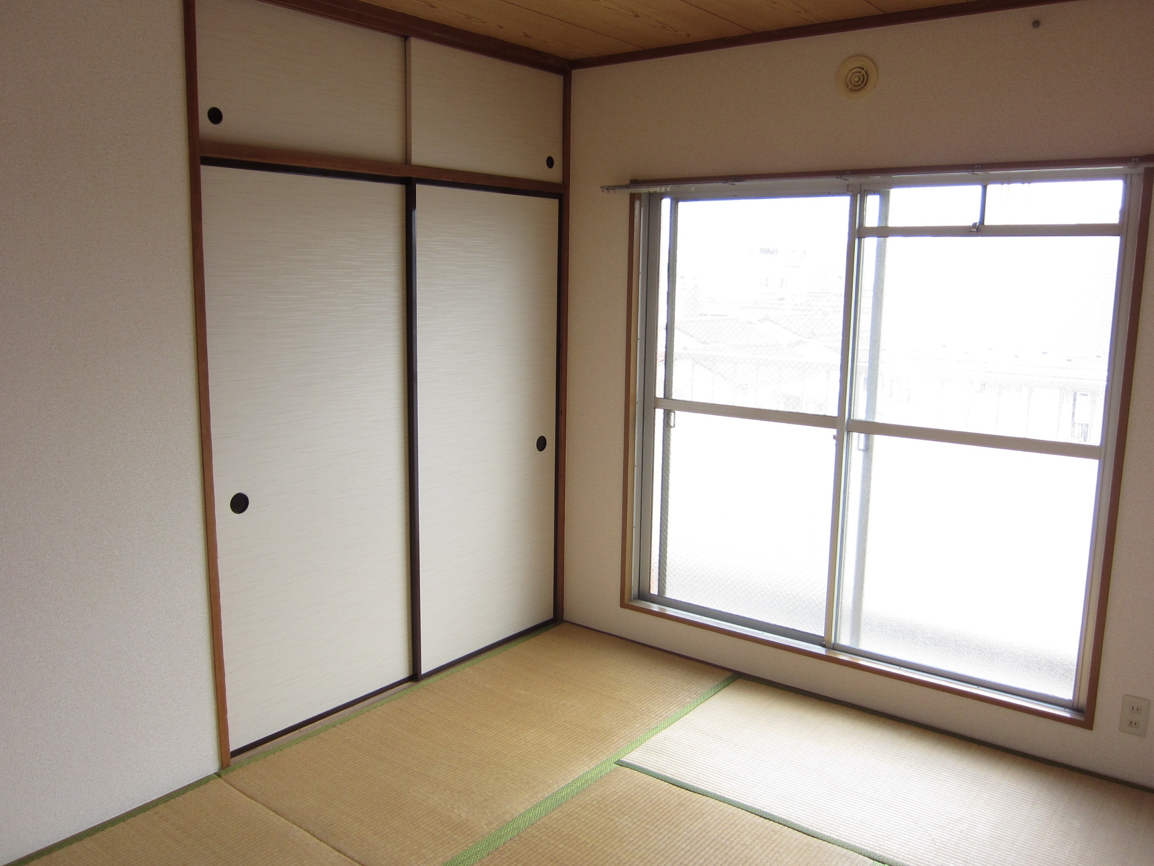 Other room space. There is also a practical Japanese-style closet