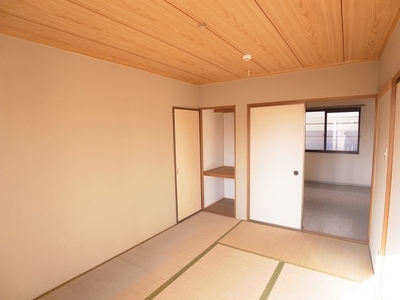 Living and room. 6 Pledge of Japanese-style room. It is bright and facing the balcony.