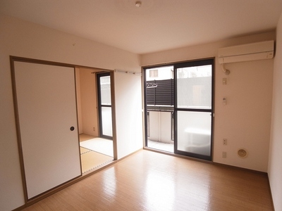 Living and room. It is available as a large space if you open the door of the adjacent Japanese-style room. 