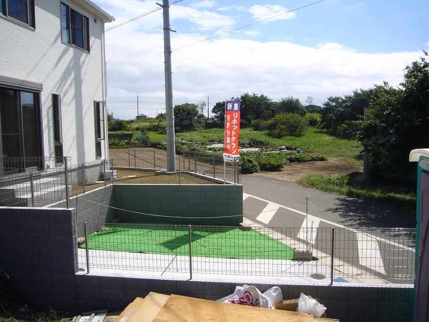 Local photos, including front road. South side adjacent land parking space as seen from the property ・ There is a sense of relief (local photo)