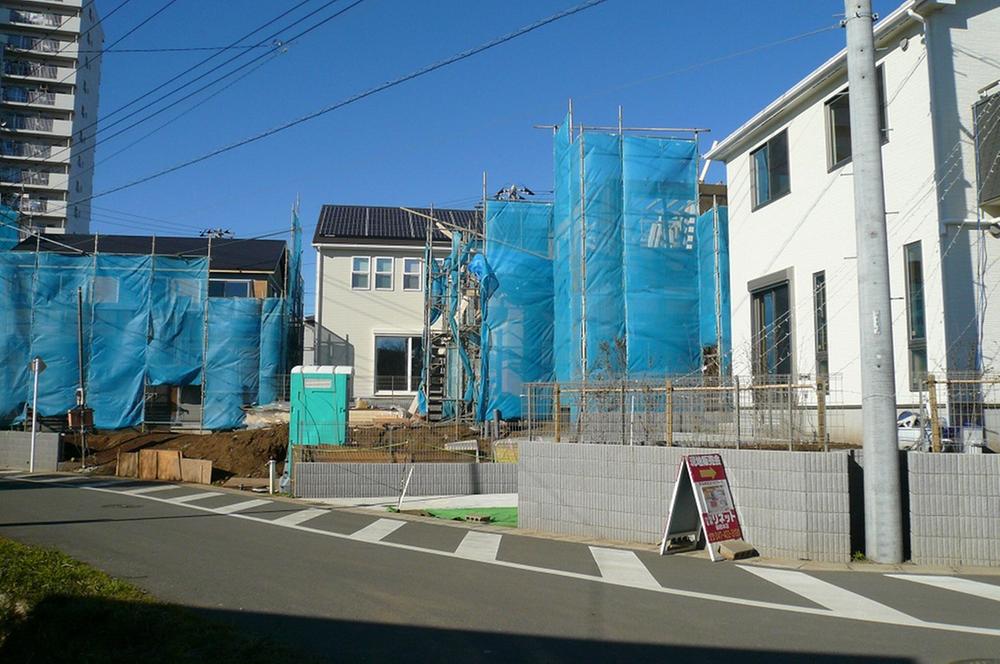 Local appearance photo. Plenty of garden and parking space on the south side ・ Day ・ Airy both good (local photo) December 2013 shooting