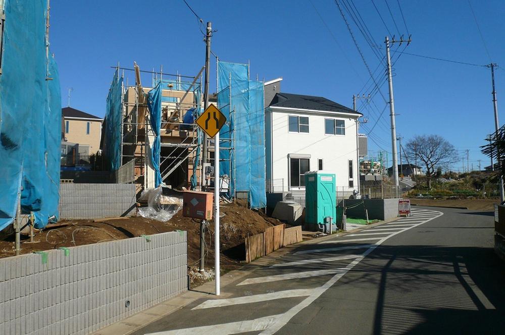 Local photos, including front road. Than the road surface, Due to the high residential land of human eyes is not worried. (Local photo) December 2013 shooting