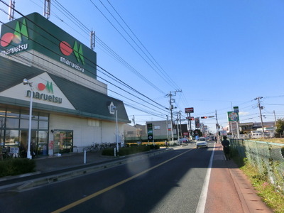 Supermarket. Maruetsu to (super) 640m