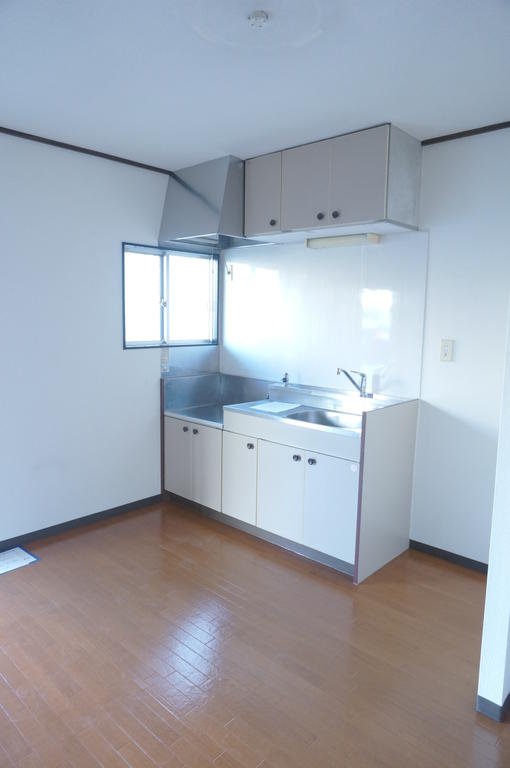 Living and room. Since the kitchen there is a small window, After the food is convenient replacing the air ☆  ☆