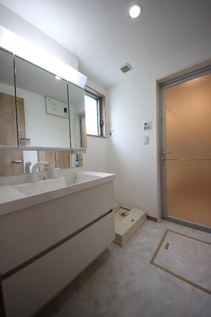 Wash basin, toilet.  [bathroom] The Company has adopted a wash basin, easy-to-use 900mm.