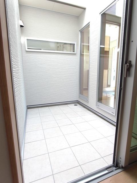 Garden.  [Patio (courtyard)] Space is to produce a room with a feeling of freedom.