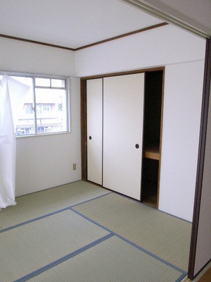 Living and room. Typical indoor photo. 2 rooms are located in the Japanese-style closet can store plenty.