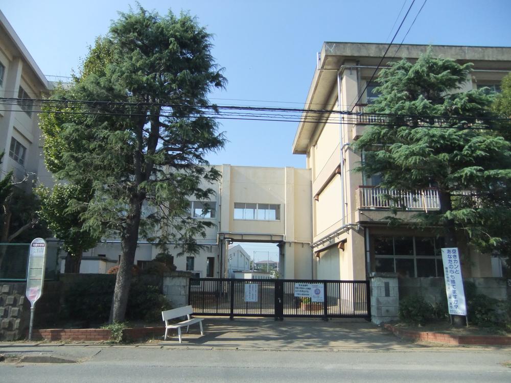 Junior high school. 1258m until the Chiba Municipal Makuhari Junior High School