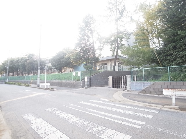 Primary school. Satsukigaoka Nishi Elementary School until the (elementary school) 374m