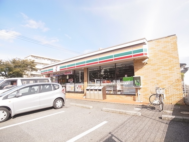 Convenience store. 700m to Seven-Eleven Satsukigaoka store (convenience store)