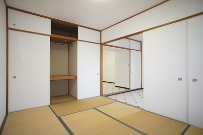 Living and room. 6 Pledge of Japanese-style room. Not troubled for storage with a closet.