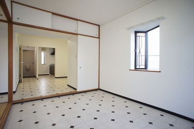 Living and room. Dining next to the 6-quires Western-style. Bright indoor light enters from two sides.