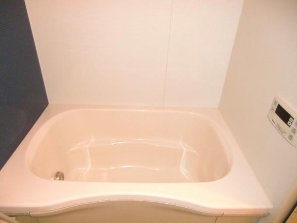 Bath. Tub and spacious Add 焚給 with hot water